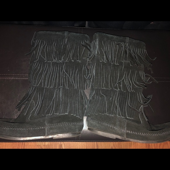 Minnetonka Three Tier Black Fringe Boots - Picture 1 of 3